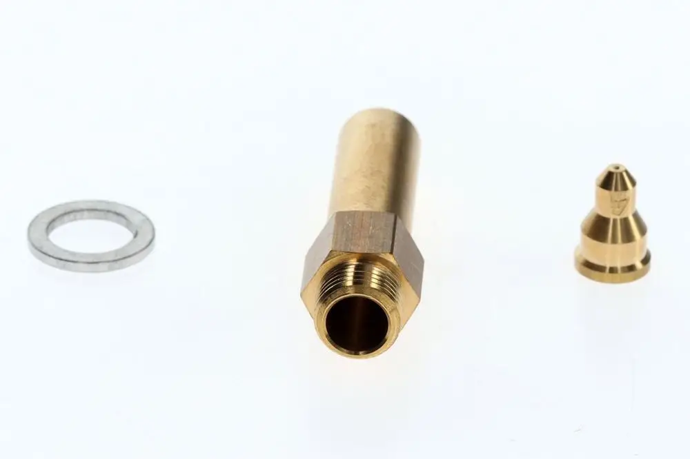 BOSCH Gasart-Umbausatz mit verschiedenen messingfarbenen Komponenten, einschließlich einer Düse, einem Rohrstück und einem Metallring, auf weißem Hintergrund.